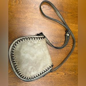 Black Rivet crossbody taupe bag w/interwoven metal chain edge. Leather look.